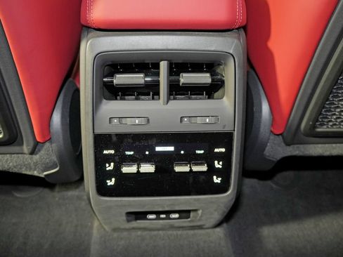 Certified 2025 Porsche Macan 4S Electric AWD/4WD image 40