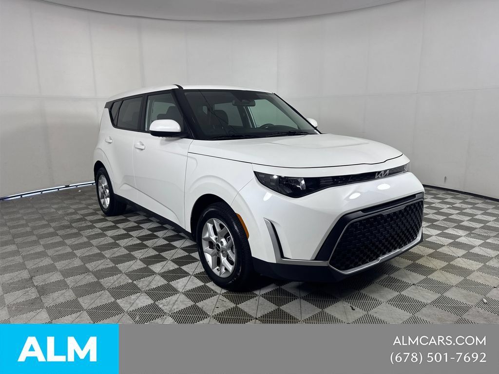 Used 2025 Kia Soul LX w/ LX Technology Package FWD image 3