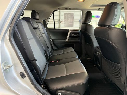 Used 2022 Toyota 4Runner SR5 Premium w/ Moonroof Package AWD/4WD image 18