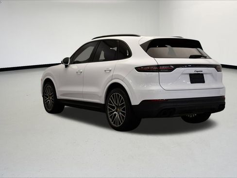 Used 2023 Porsche Cayenne Platinum Edition image 3