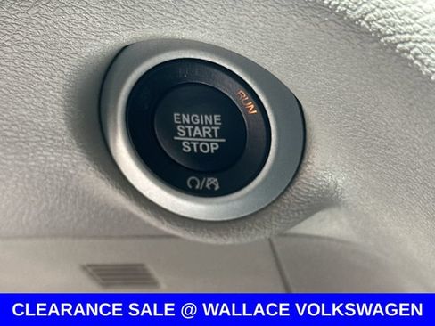 Used 2024 Chrysler Pacifica Touring-L FWD image 17