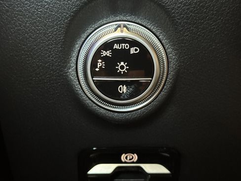 New 2025 Mercedes-Benz C 300 4MATIC Sedan image 32