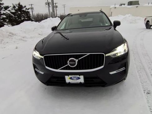 Used 2022 Volvo XC60 B5 Momentum w/ Climate Package image 3