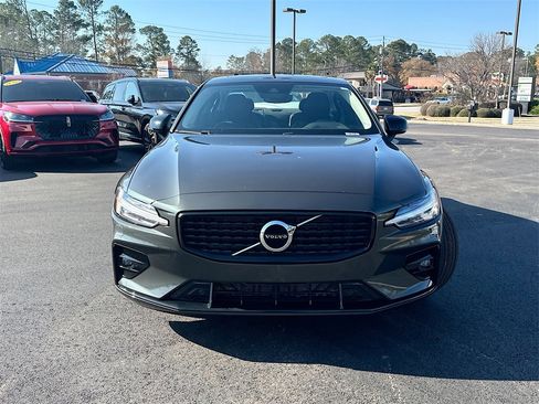 Used 2022 Volvo S60 B5 Momentum w/ Premium Package image 5