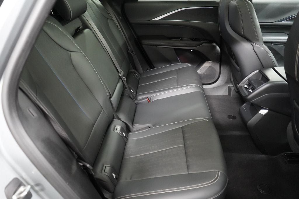 Used 2024 Cadillac Lyriq Luxury AWD/4WD image 30