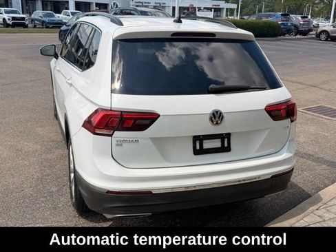 Used 2018 Volkswagen Tiguan SE w/ Panoramic Sunroof Package FWD image 3