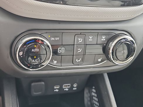 Used 2021 Chevrolet TrailBlazer LT w/ Premium Seating Package FWD image 20