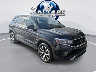 Used 2023 Volkswagen Taos SE w/ Panoramic Sunroof Package