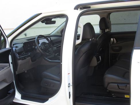 Used 2025 Kia Carnival FWD image 12