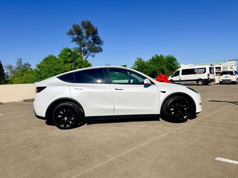 Used 2023 Tesla Model Y AWD image 5