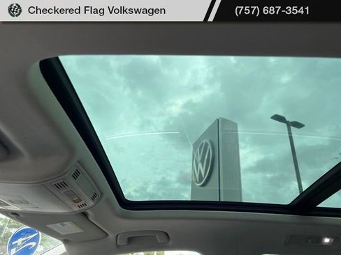 Used 2024 Volkswagen Tiguan SE w/ Panoramic Sunroof Package image 20
