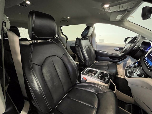 Used 2024 Chrysler Pacifica Touring-L FWD image 9