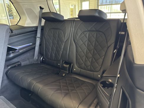 Used 2024 BMW X7 xDrive40i w/ Premium Package image 17