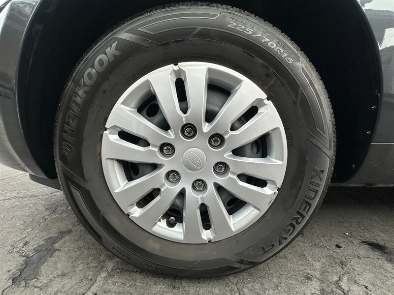 Used 2012 Kia Sedona LX FWD image 9