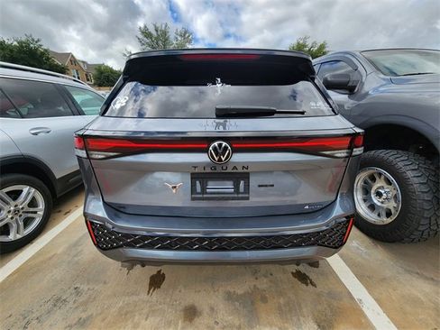 Used 2025 Volkswagen Tiguan SE R-Line AWD/4WD image 5