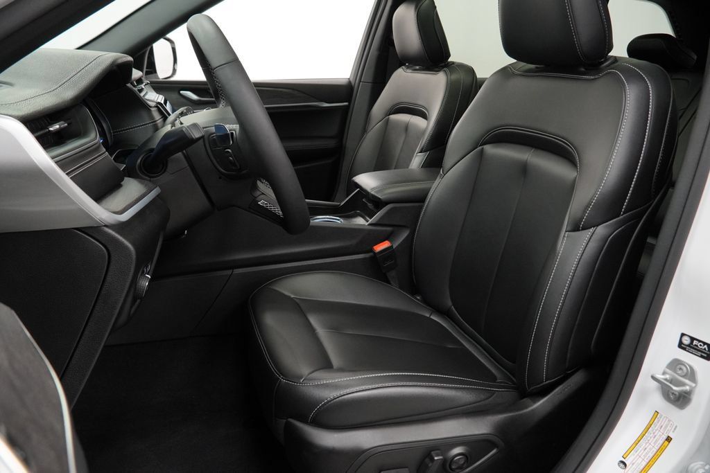 Certified 2025 Jeep Grand Cherokee Limited AWD/4WD image 3