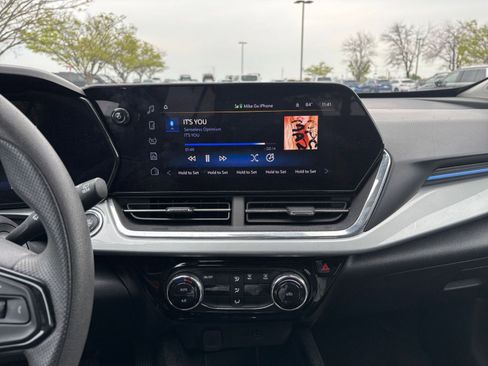 Used 2025 Chevrolet Trax LT image 17