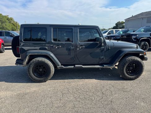 Used 2017 Jeep Wrangler Unlimited Sahara AWD/4WD image 7