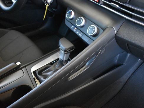 Used 2023 Hyundai Elantra SE FWD image 21