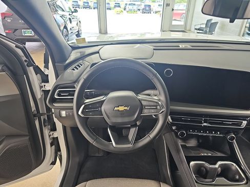 Used 2025 Chevrolet Traverse LT FWD image 23