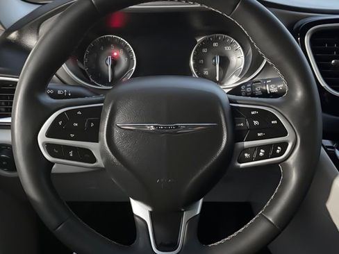 Used 2024 Chrysler Pacifica Touring-L image 18