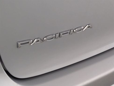 Used 2024 Chrysler Pacifica Limited image 13