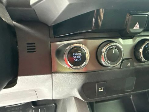 Used 2017 Toyota Tacoma TRD Sport AWD/4WD image 20