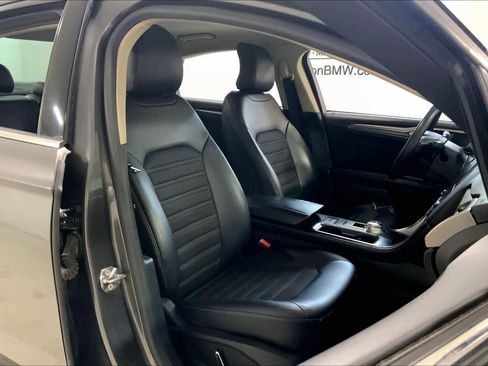 Used 2017 Ford Fusion SE w/ Equipment Group 201A image 8