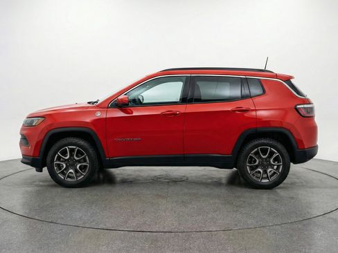 Used 2025 Jeep Compass Trailhawk image 5