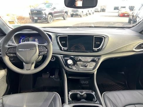 Used 2025 Chrysler Pacifica Premium image 14