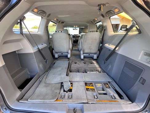 Used 2012 Toyota Sienna FWD image 19