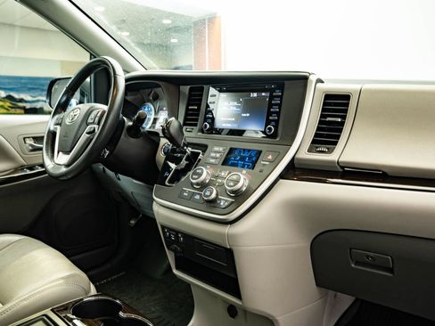 Used 2020 Toyota Sienna XLE FWD image 51