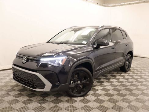 Certified 2025 Volkswagen Taos SE w/ Panoramic Sunroof Package image 1