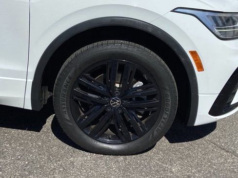 Certified 2022 Volkswagen Tiguan SE R-Line image 10