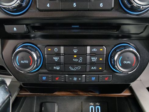 Used 2016 Ford F150 Lariat w/ Equipment Group 501A Mid AWD/4WD image 30