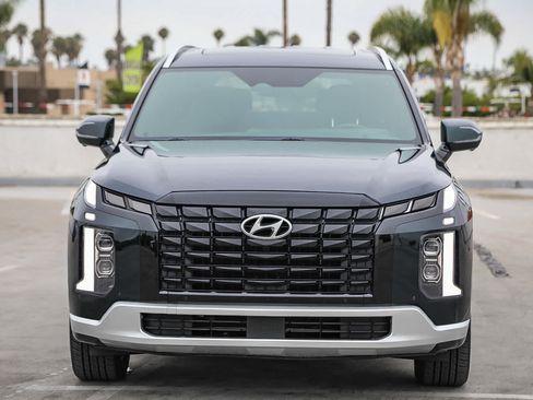 Used 2025 Hyundai Palisade Calligraphy FWD image 2