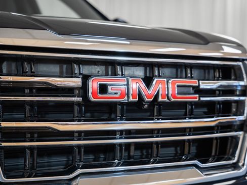 Used 2023 GMC Yukon XL SLT w/ SLT Premium Package image 7