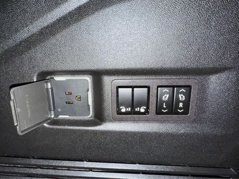 Used 2025 GMC Yukon Denali w/ Sun & Power Step Package image 35