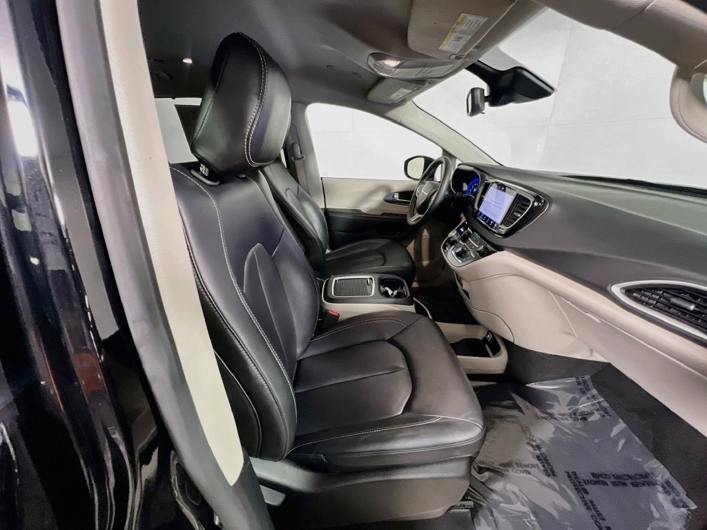 Used 2024 Chrysler Pacifica Touring-L FWD image 28