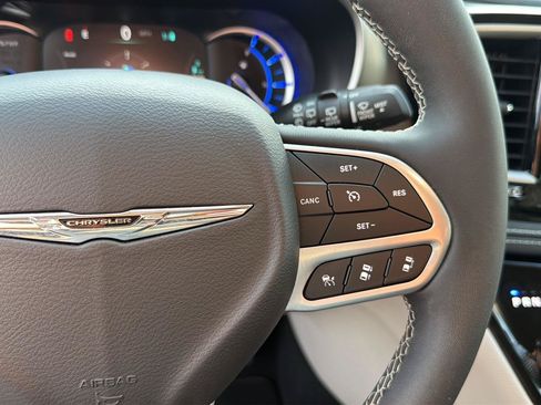 Used 2024 Chrysler Pacifica Limited FWD image 19