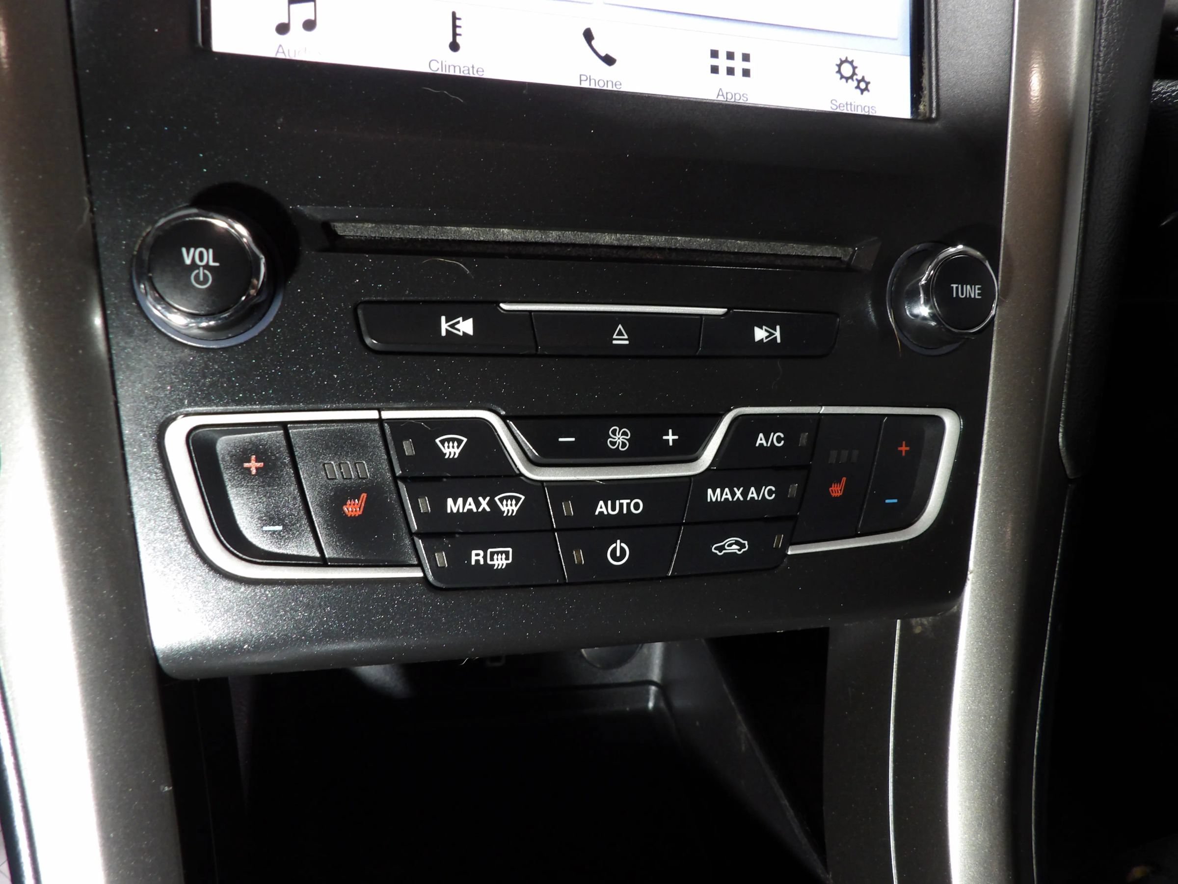Used 2018 Ford Fusion SE w/ Fusion SE Technology Package FWD image 14