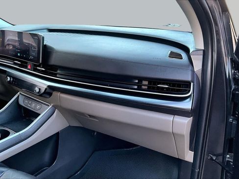 Used 2025 Kia Carnival FWD image 18