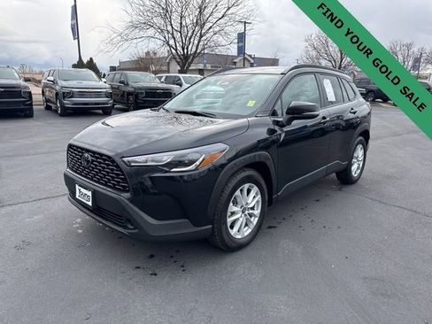 Used 2025 Toyota Corolla Cross LE image 3