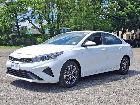 Certified 2022 Kia Forte LXS FWD image 3