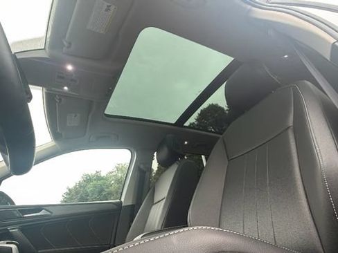 Used 2024 Volkswagen Tiguan SE w/ Panoramic Sunroof Package AWD/4WD image 34
