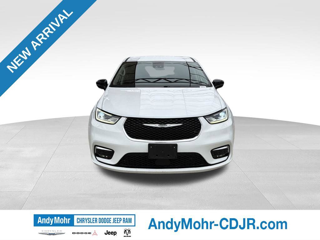 Used 2024 Chrysler Pacifica Touring-L FWD image 2