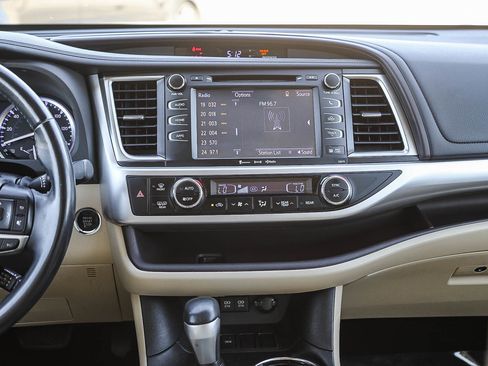 Used 2018 Toyota Highlander XLE FWD image 13