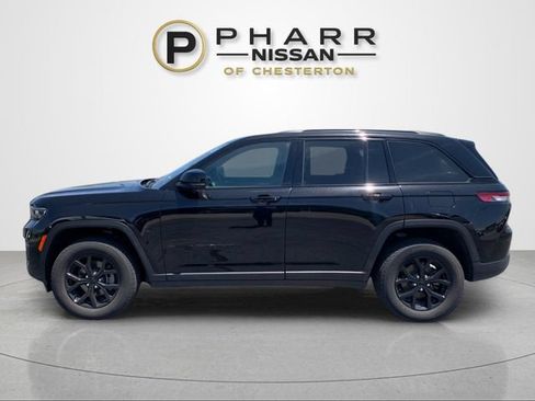 Used 2025 Jeep Grand Cherokee Altitude AWD/4WD image 2