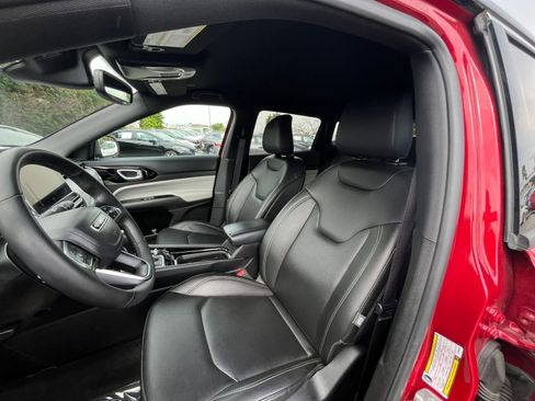 Used 2025 Jeep Compass Limited image 37