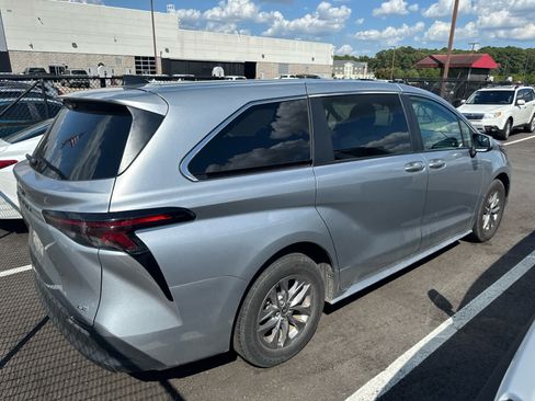 Used 2025 Toyota Sienna LE FWD image 4